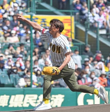 　始球式を務める大久保嘉人氏（撮影・立川洋一郎）