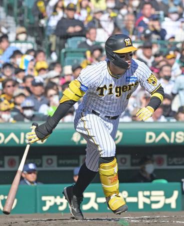 　４回、右前打を放つ佐藤輝（撮影・立川洋一郎）
