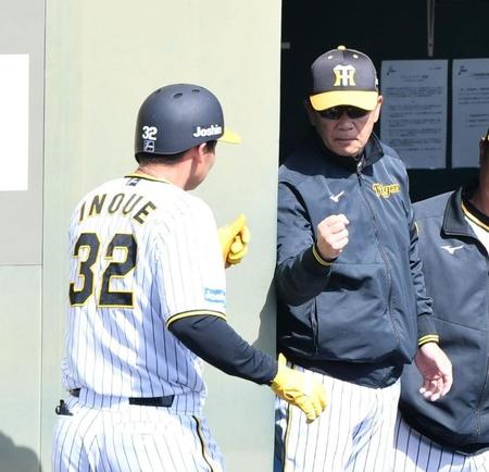 ５回、２ランを放った井上（左）を出迎える和田２軍監督（撮影・石井剣太郎）