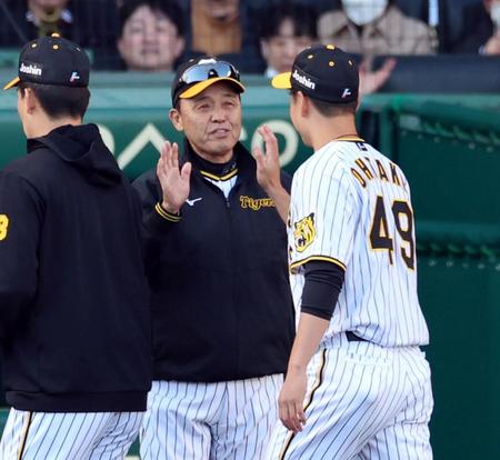 大竹（右）とタッチする岡田監督（撮影・山口登）