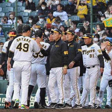 勝利を飾り、ナインを迎える阪神・岡田彰布監督（中央）＝甲子園（撮影・北村雅宏）