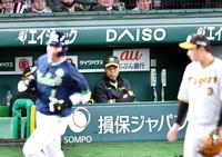 　８回、山田（左）に勝ち越し２ランを浴び、ベンチで厳しい表情の岡田監督（撮影・中田匡峻）　　