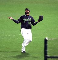 　１回、サンタナが近本の打球を見失い三塁打に