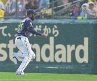　１回裏阪神無死、阪神・近本光司の放った打球を見失い三塁打にする右翼手・ヤクルト・サンタナ