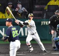 　１回阪神無死三塁、先制犠飛を放つ阪神・中野