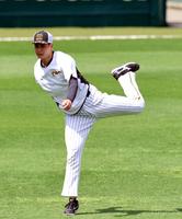 　キャッチボールする大竹（撮影・山口登）