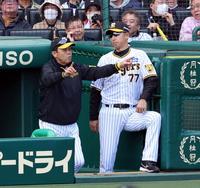 　１回、ノイジーの打球の判定にリプレイ検証のリクエストする岡田監督（左）＝撮影・山口登