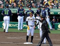 　４回、二塁走者の佐藤輝は村上と交錯し守備妨害でアウトになる（撮影・山口登）