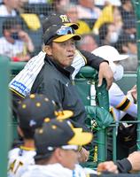 ４回、二走・佐藤輝が守備妨害をとられ険しい表情を見せる岡田監督（撮影・立川洋一郎）