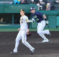 　９回、村上を二ゴロに打ち取る湯浅（撮影・山口登）