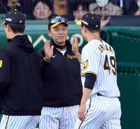 大竹（右）とタッチする岡田監督（撮影・山口登）