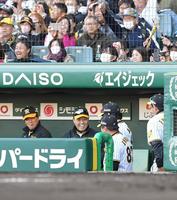 勝利を飾り、首脳陣と笑顔を見せる阪神・岡田彰布監督（中央）＝甲子園（撮影・北村雅宏）