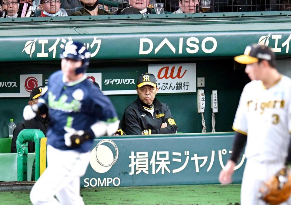 　８回、山田（左）に勝ち越し２ランを浴び、ベンチで厳しい表情の岡田監督（撮影・中田匡峻）　　