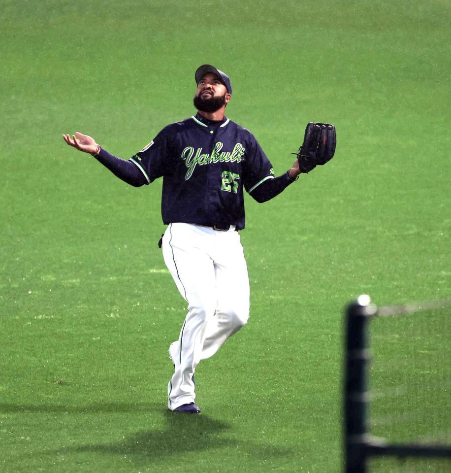 　１回、サンタナが近本の打球を見失い三塁打に