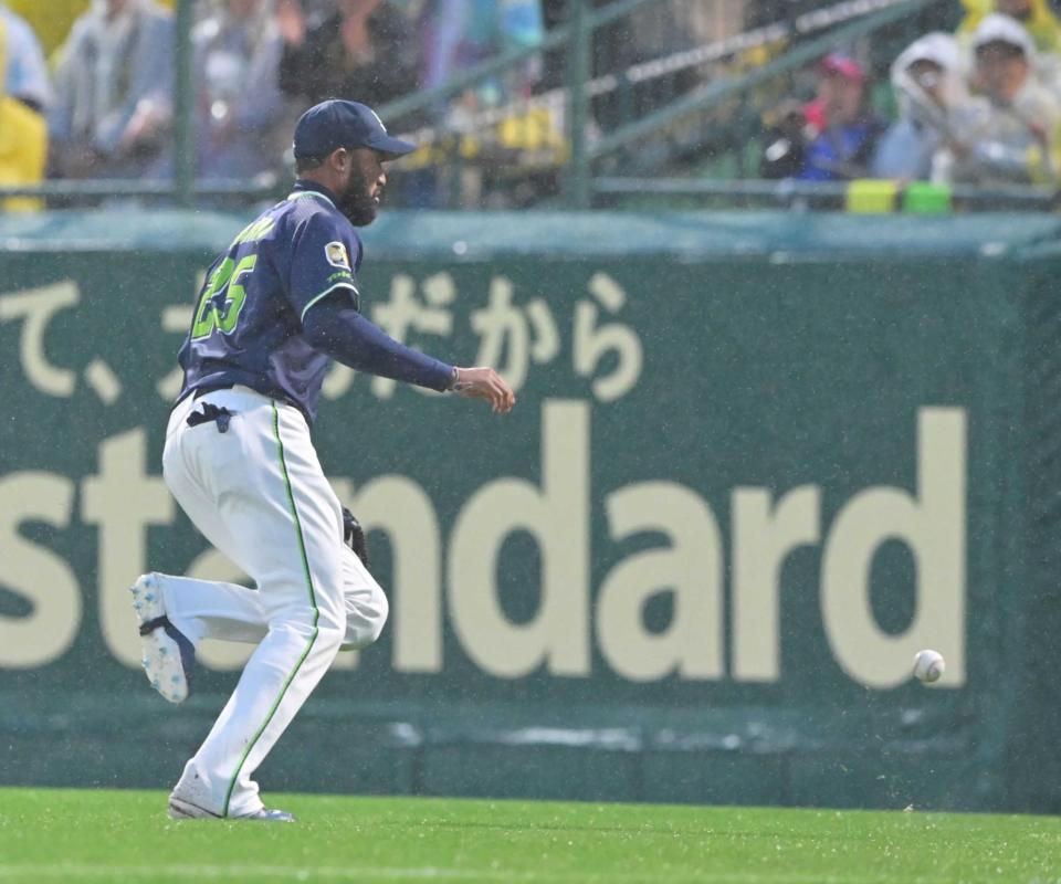 　１回裏阪神無死、阪神・近本光司の放った打球を見失い三塁打にする右翼手・ヤクルト・サンタナ