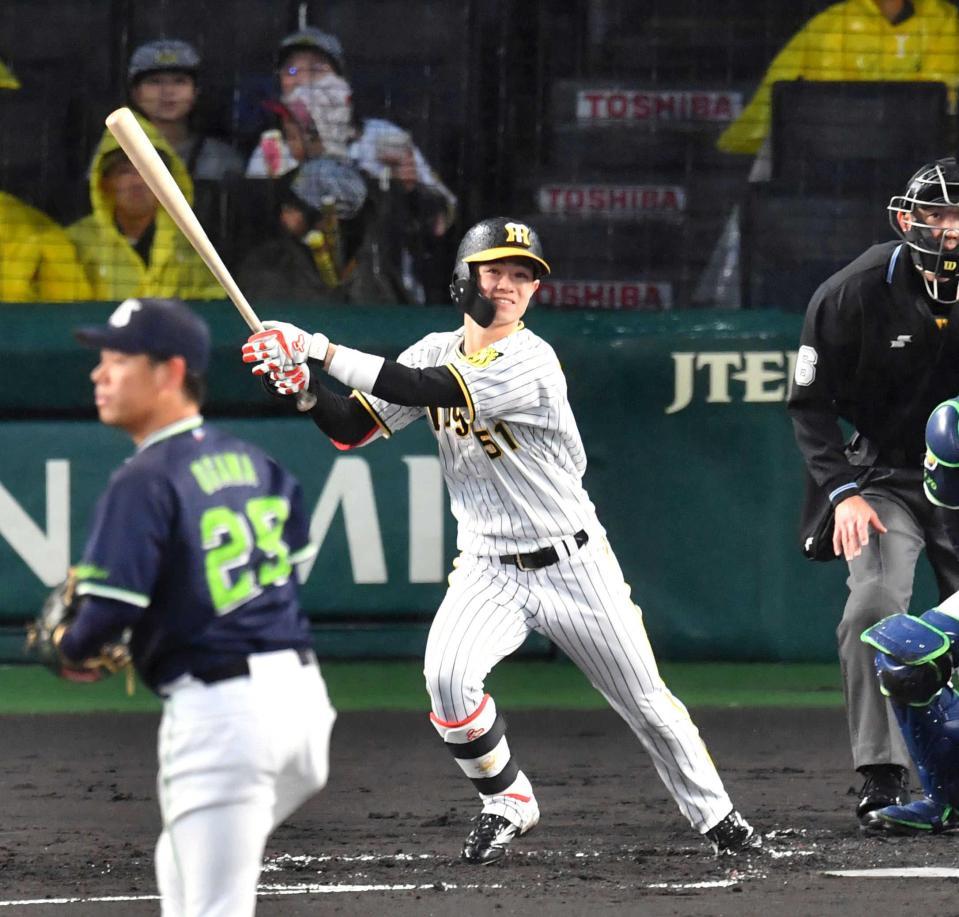 　１回阪神無死三塁、先制犠飛を放つ阪神・中野