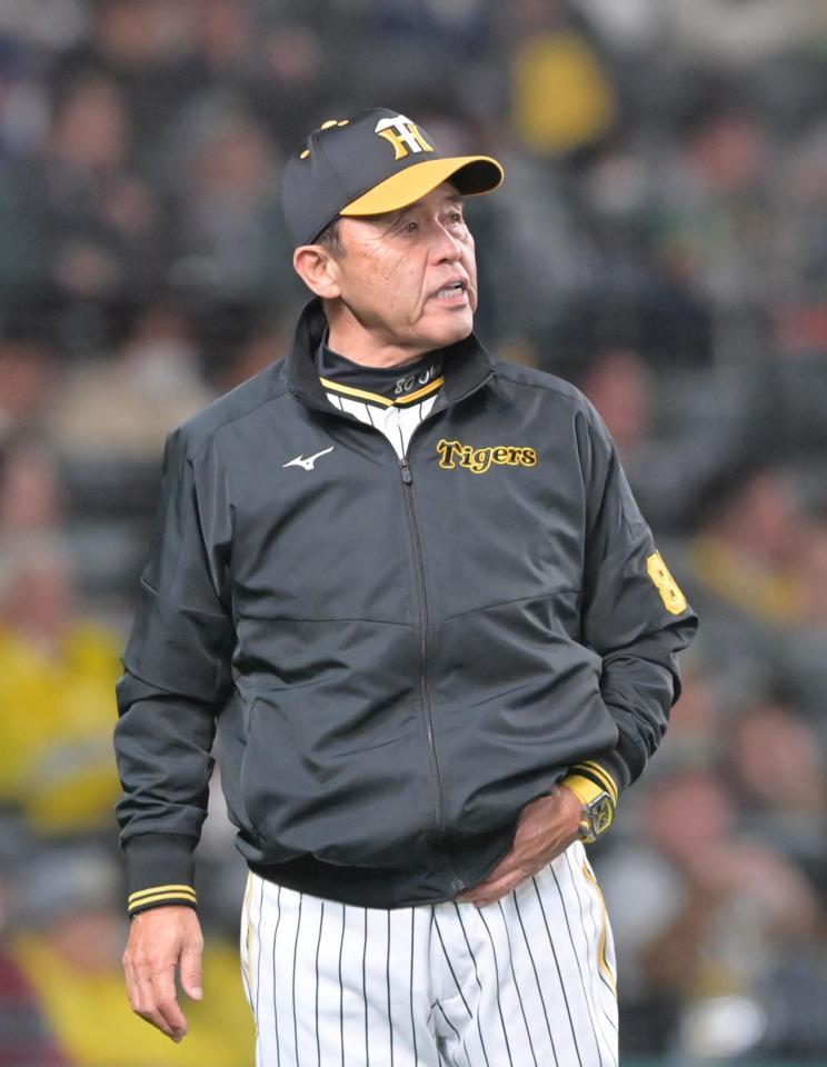 　選手の交代を告げる岡田監督（撮影・立川洋一郎）