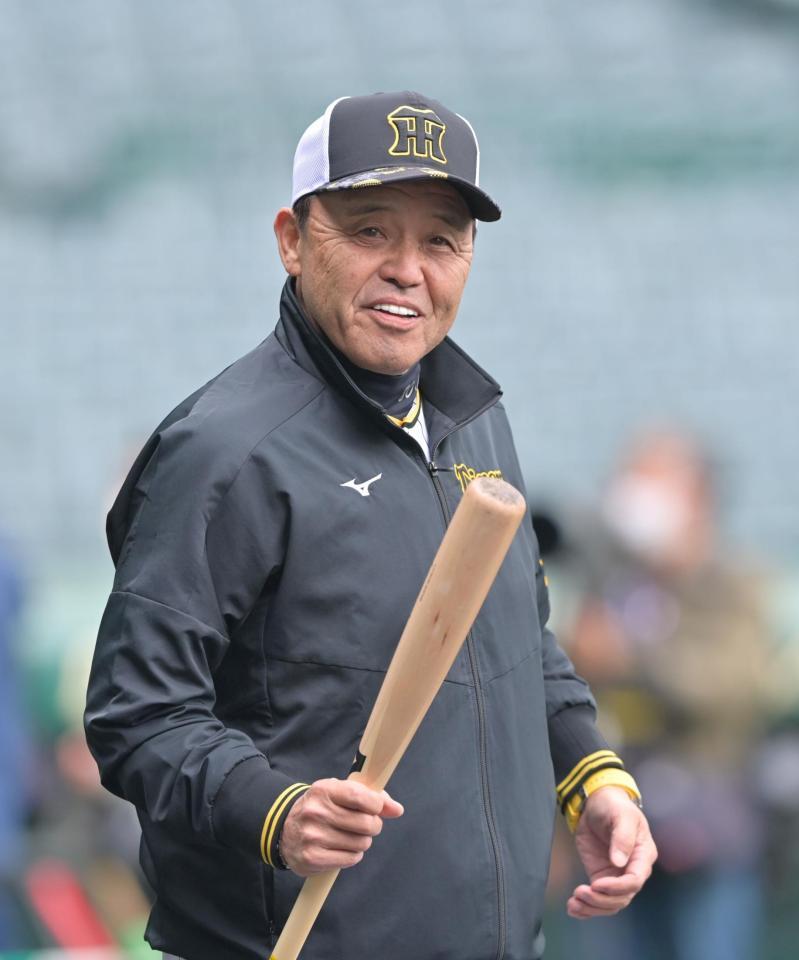 　練習を見守る岡田監督（撮影・立川洋一郎）