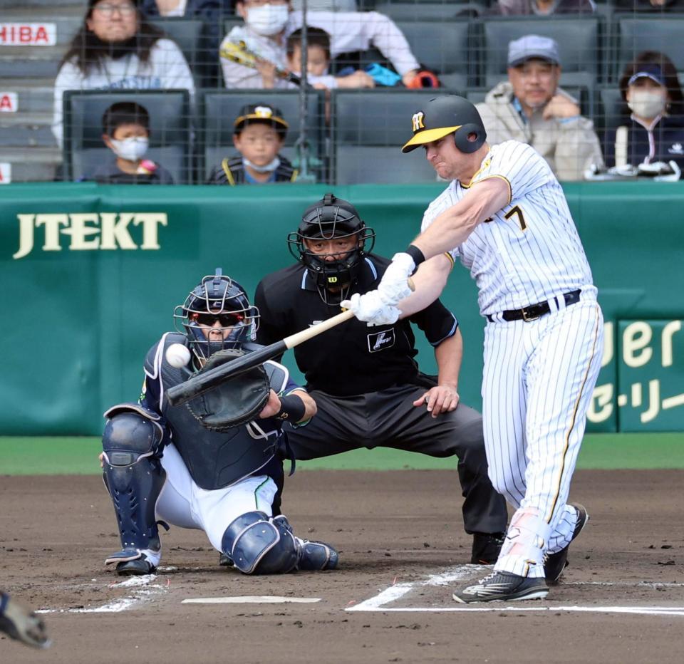 　１回、右前打を放つノイジー（撮影・山口登）