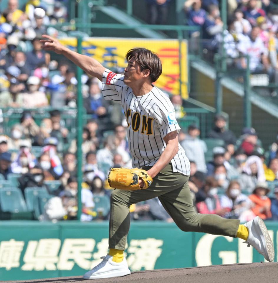 　始球式を務める大久保嘉人氏（撮影・立川洋一郎）