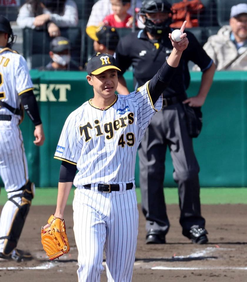 　２回、オスナの飛球を好捕したノイジーにポーズを送る大竹（撮影・山口登）