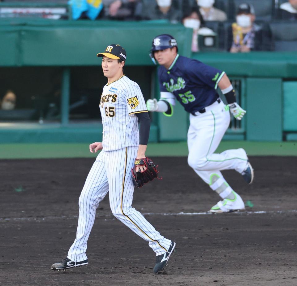 　９回、村上を二ゴロに打ち取る湯浅（撮影・山口登）