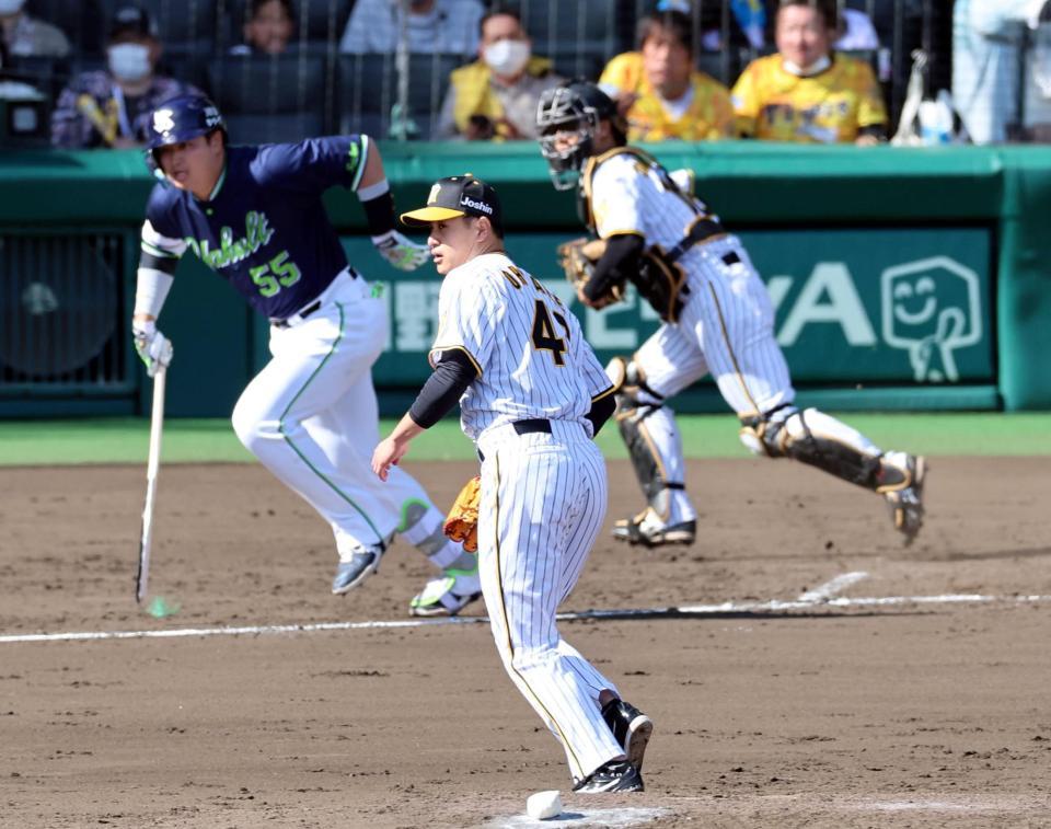 　４回、村上を二塁ゴロに打ち取る大竹（撮影・山口登）