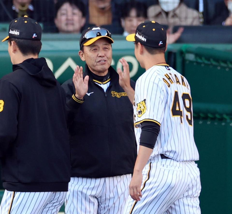 大竹（右）とタッチする岡田監督（撮影・山口登）