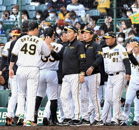 　ヤクルトに勝利しナインを迎える岡田監督（中央）＝撮影・北村雅宏