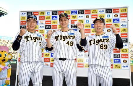 　お立ち台に立ち、ウイニングボールを手に笑顔を見せる阪神・大竹（中央）と阪神・石井（右）、阪神・大山（撮影・立川洋一郎）