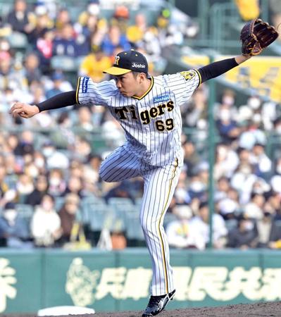 　８回、好リリーフを見せる石井（撮影・立川洋一郎）