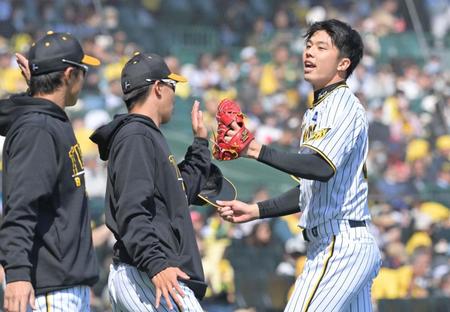 　１回を三者三振で終えてナインとタッチを交わす才木（撮影・立川洋一郎）