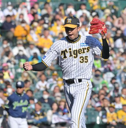 　６回、村上から空振り三振を奪ってほえる才木（撮影・立川洋一郎）