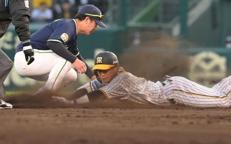 　１１回、二塁打を放ちヘッドスライディングする木浪（撮影・高部洋祐）