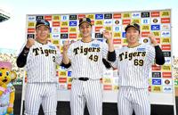 　お立ち台に立ち、ウイニングボールを手に笑顔を見せる阪神・大竹（中央）と阪神・石井（右）、阪神・大山（撮影・立川洋一郎）