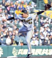 　８回、好リリーフを見せる石井（撮影・立川洋一郎）