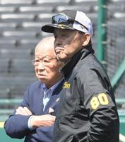 　試合前、吉田義男氏（奥）と話す岡田監督（撮影・高部洋祐）