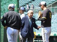 　試合前、佐藤輝（右）にアドバイスを送る吉田氏（中央）。左は岡田監督（撮影・高部洋祐）