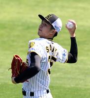 　キャッチボールする才木（撮影・山口登）