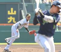 　１回、山田（手前）を見逃し三振に仕留める才木（撮影・高部洋祐）