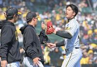 　１回を三者三振で終えてナインとタッチを交わす才木（撮影・立川洋一郎）