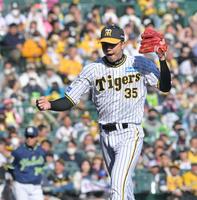 　６回、村上から空振り三振を奪ってほえる才木（撮影・立川洋一郎）