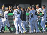 　１０回、サヨナラ打を放った井坪（左から２人目）は、和田２軍監督（左端）らに迎えられる（撮影・北村雅宏）