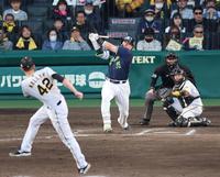 　１１回、空振り三振に倒れる村上（投手、Ｋ・ケラー）＝撮影・山口登