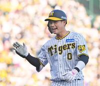 　９回、中前打を放ち笑顔を見せる木浪（撮影・立川洋一郎）