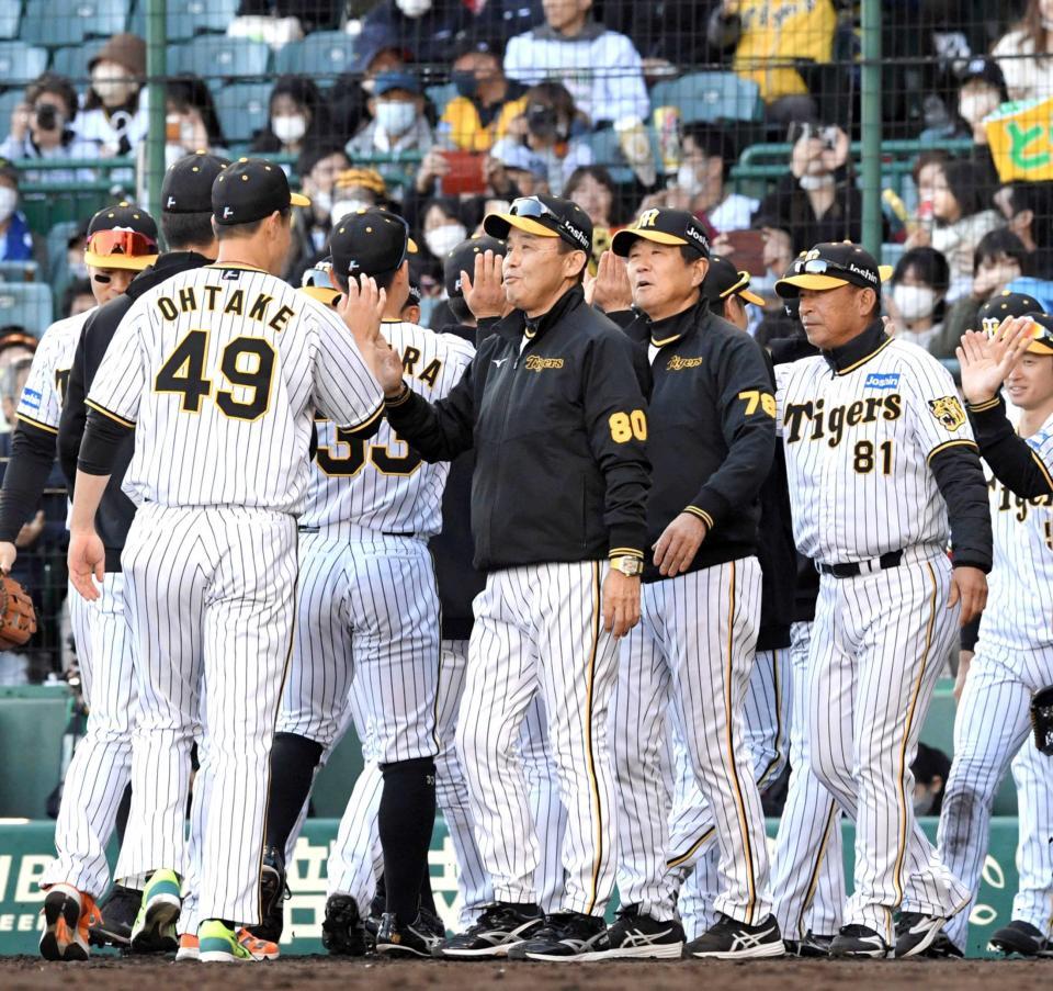 　ヤクルトに勝利しナインを迎える岡田監督（中央）＝撮影・北村雅宏