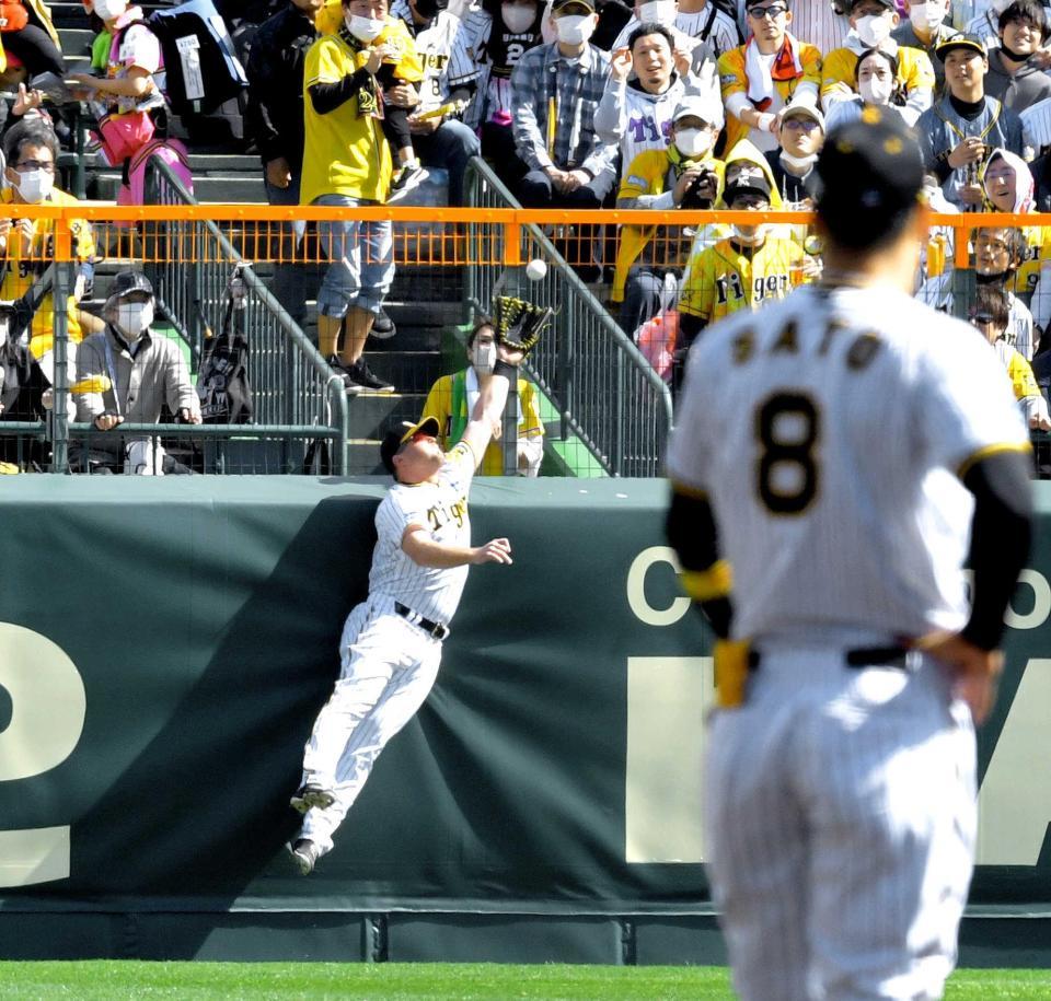 　２回、オスナの打球を好捕するノイジー（撮影・北村雅宏）