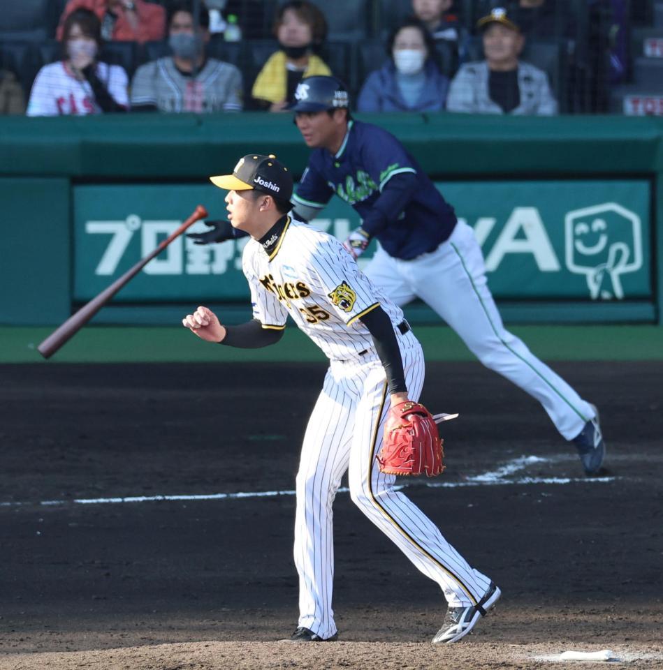 　７回、川端に同点適時二塁打を許す才木（撮影・山口登）