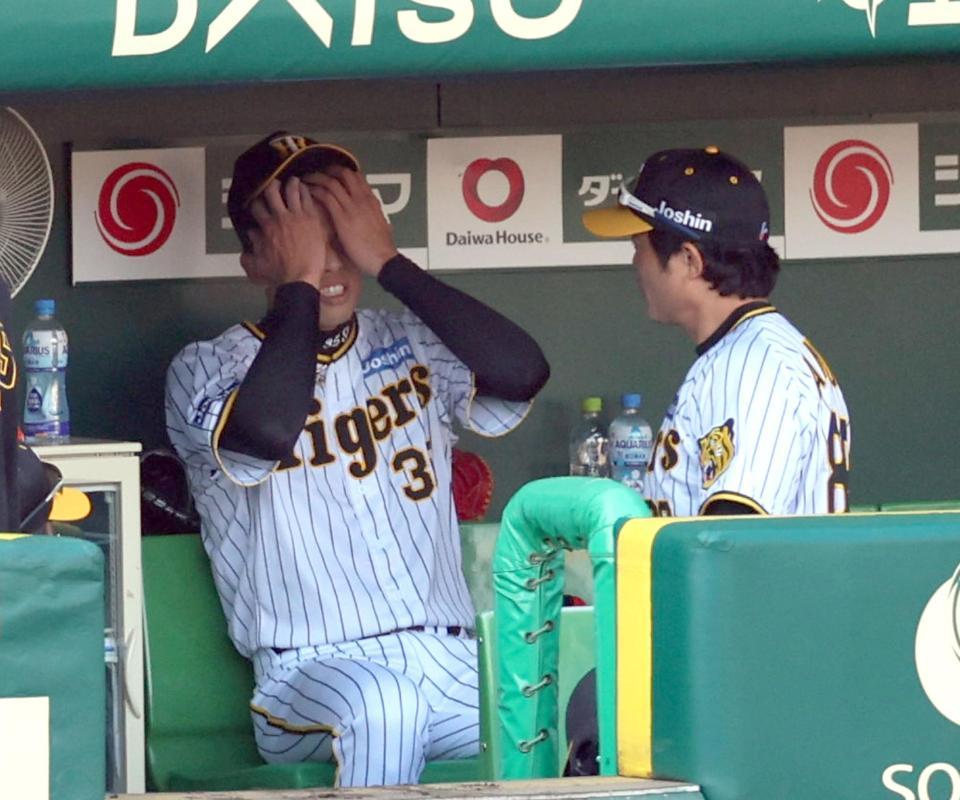 　７回、同点に追いつかれベンチに戻った才木（左）は悔しそうに手で顔を覆う（撮影・山口登）