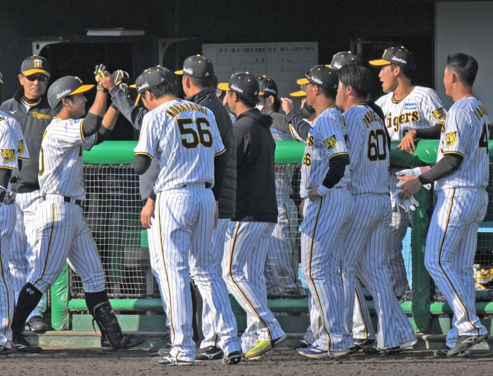 　１０回、サヨナラ打を放った井坪（左から２人目）は、和田２軍監督（左端）らに迎えられる（撮影・北村雅宏）